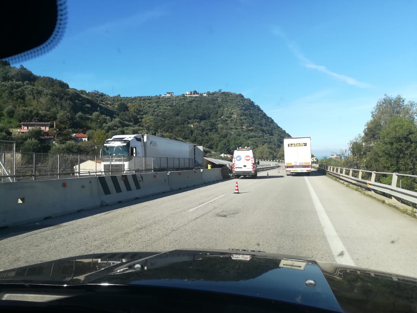 Incidente Sulla A Camion Vola Gi Da Un Viadotto Grave Il Conducente