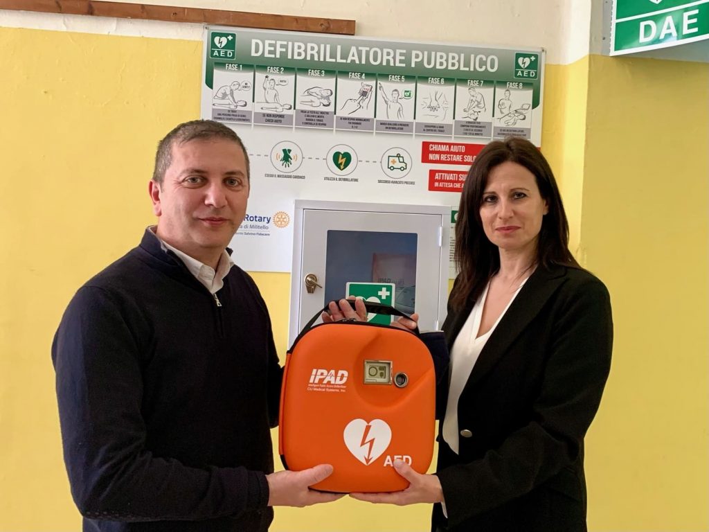 Il Rotary Club Di Sant’Agata Dona Un Defibrillatore All’I.C. Di Acquedolci