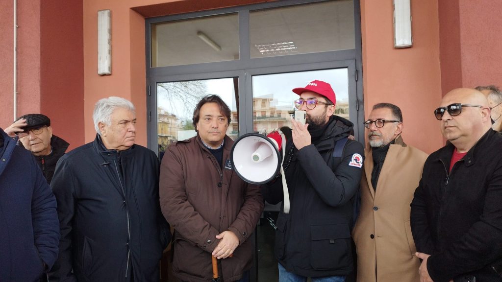 Ospedale Sant Agata Sit In Dei Sindacati Davanti Al Nosocomio